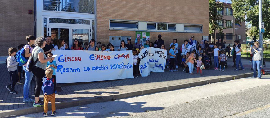 Familias de Puente la Reina, Orkoien, Lesaka y Etxalar reclaman una votación justa de la jornada escolar